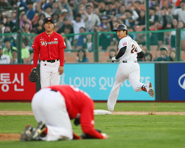김문호 선수의 타구에 맞아 쓰러져있는 윤희상선수